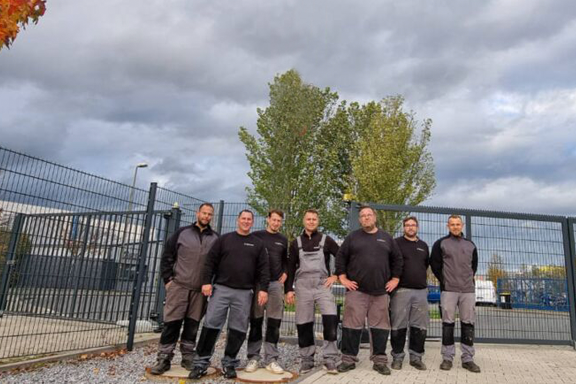 Niebarth Rohrreinigung Team vor Firmenfahrzeug mit Spezialausrüstung